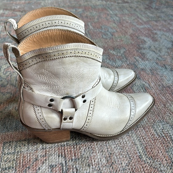 Dingo Gummy Bear White Short Cowboy Boot - Picture 7 of 11